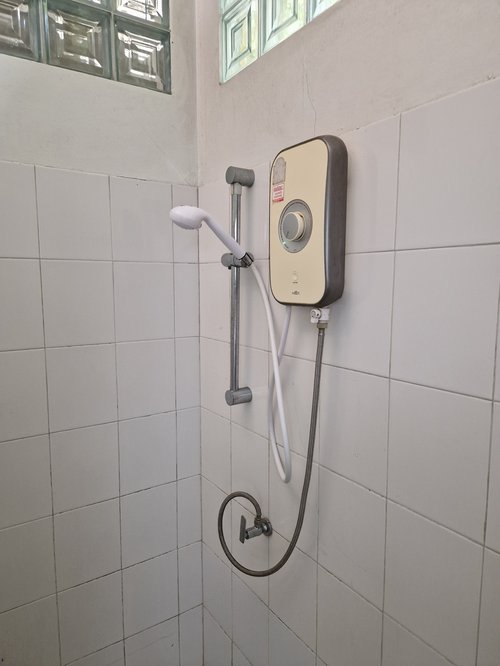 Petite chaudière dans la douche